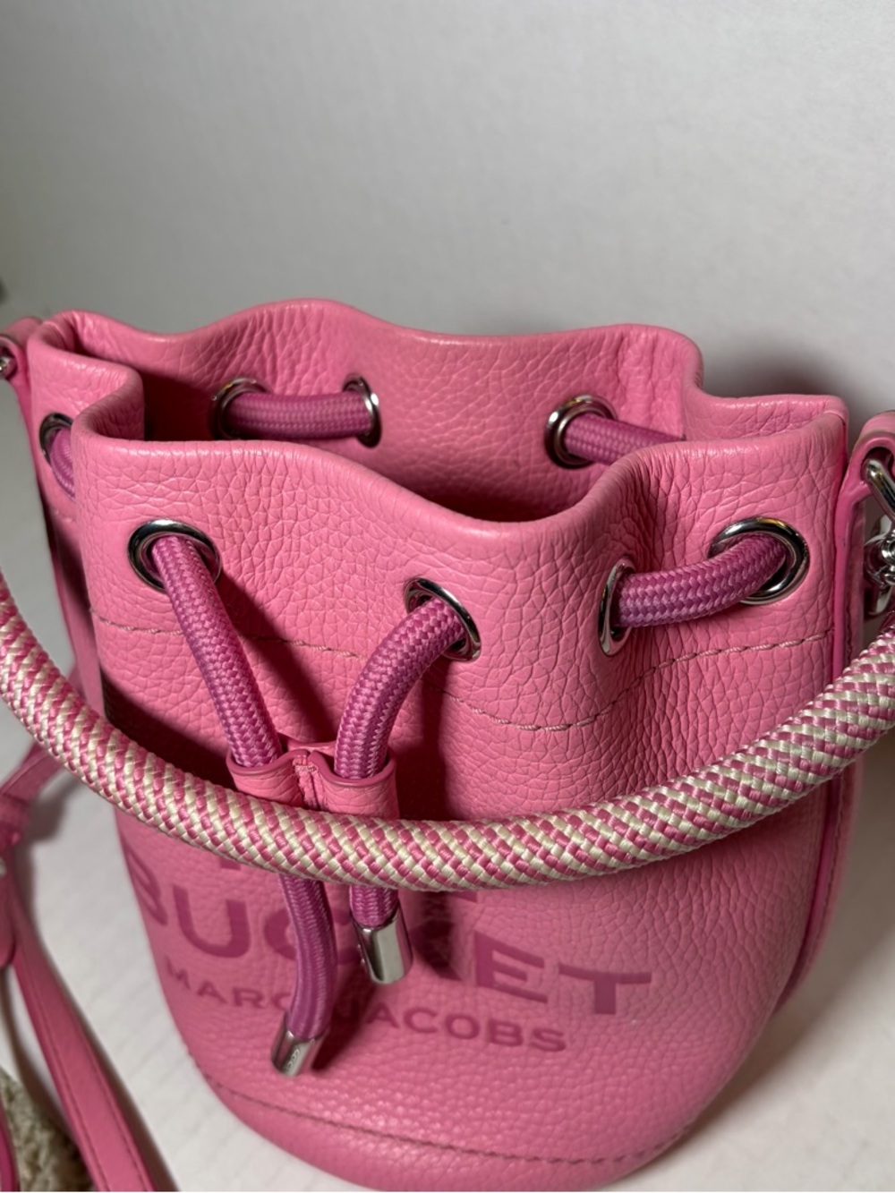 Marc Jacobs The Leather Bucket Bag Crossbody Pink - Picture 2 of 9